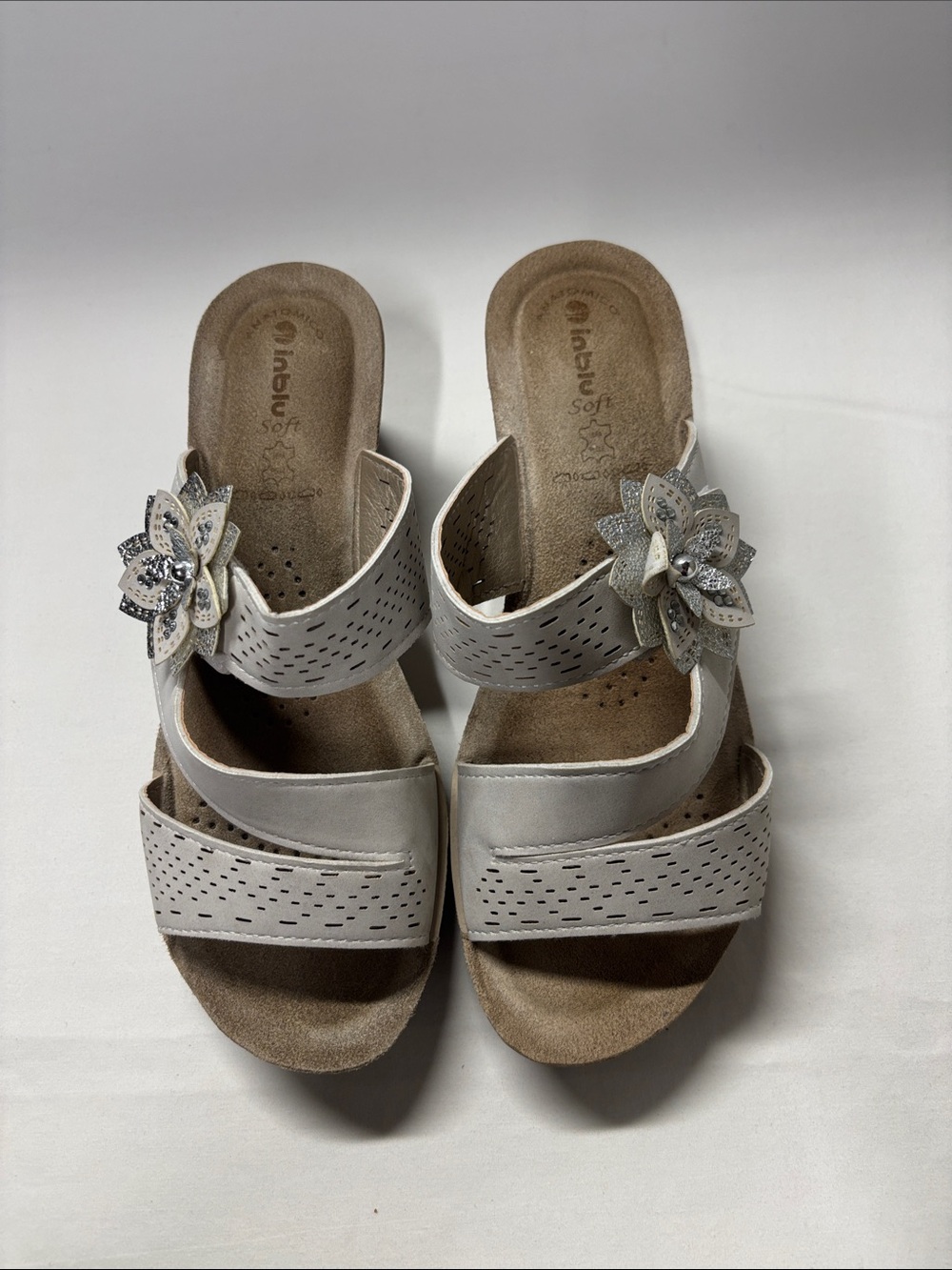 Inblu Women's Beige Slide Sandals with Decorative Flower Accent
